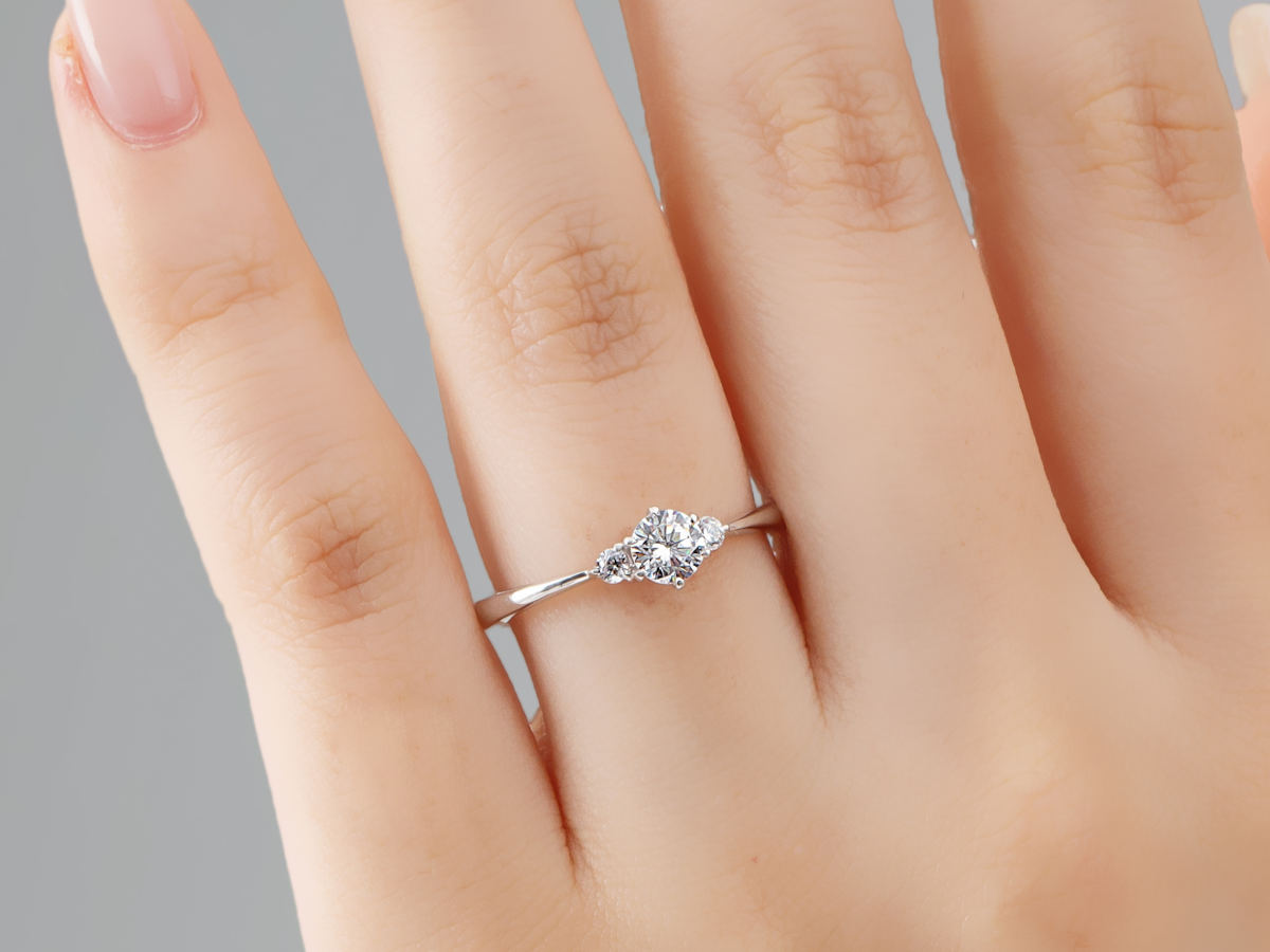 初月 婚約指輪着用画像