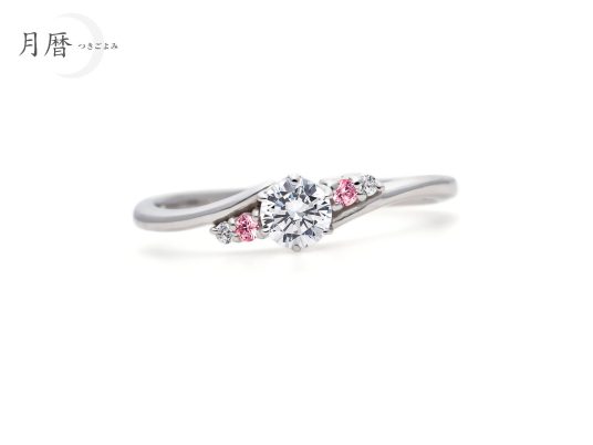 三日月ピンクサファイヤ婚約指輪